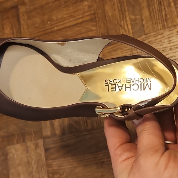 Really nice pair of MICHAEL Michael Kors heels. - Picture 4 of 6